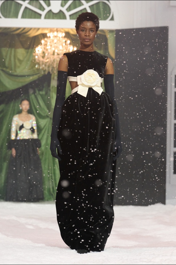 مجموعة خريف وشتاء 2025 للملابس الجاهزة من Richard Quinn: سيمفونية الأناقة المتلألئة وسط عاصفة ثلجية في لندن (فيديو)