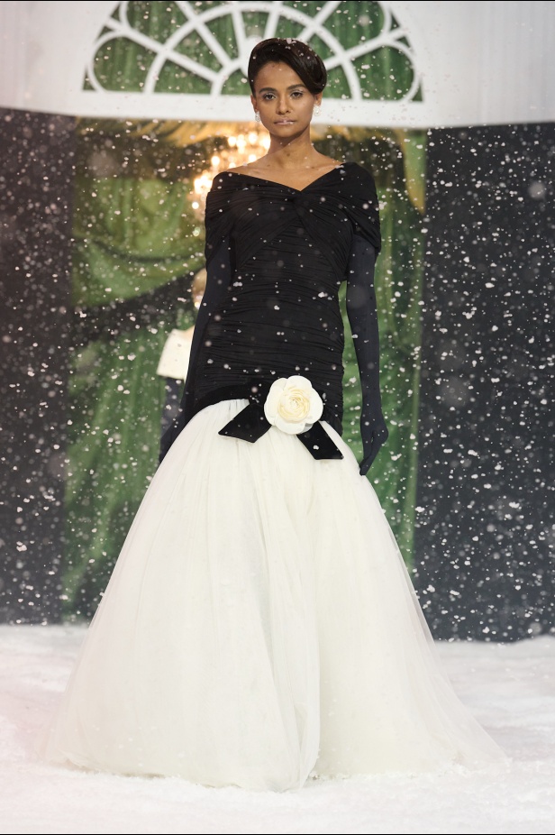 مجموعة خريف وشتاء 2025 للملابس الجاهزة من Richard Quinn: سيمفونية الأناقة المتلألئة وسط عاصفة ثلجية في لندن (فيديو)