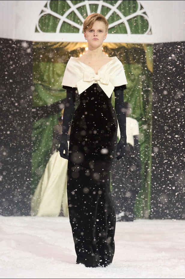مجموعة خريف وشتاء 2025 للملابس الجاهزة من Richard Quinn: سيمفونية الأناقة المتلألئة وسط عاصفة ثلجية في لندن (فيديو)