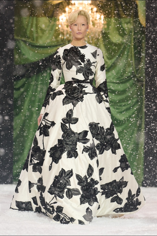 مجموعة خريف وشتاء 2025 للملابس الجاهزة من Richard Quinn: سيمفونية الأناقة المتلألئة وسط عاصفة ثلجية في لندن (فيديو)