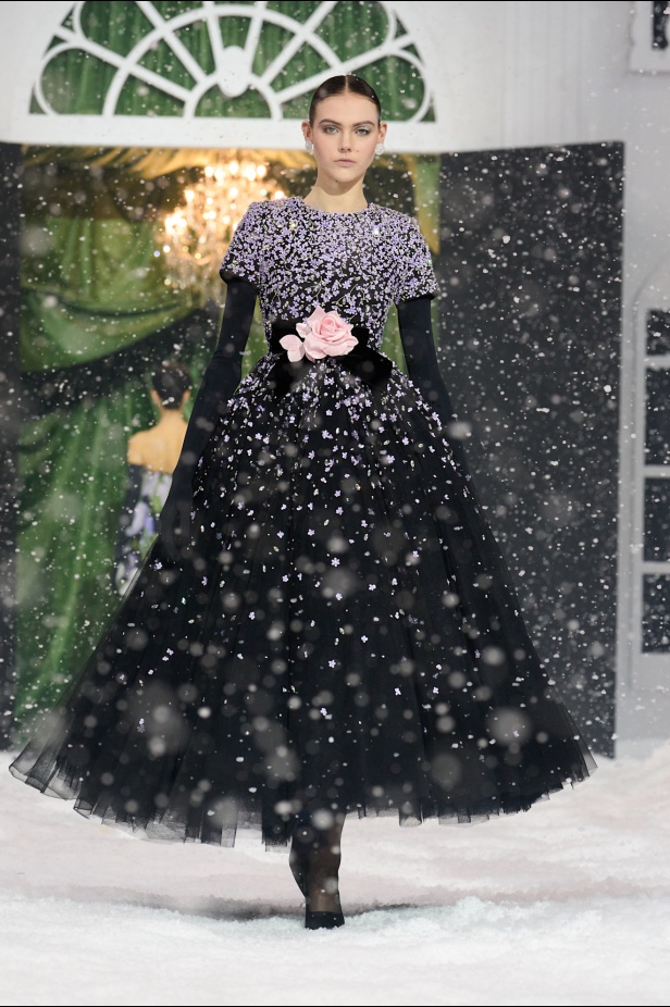 مجموعة خريف وشتاء 2025 للملابس الجاهزة من Richard Quinn: سيمفونية الأناقة المتلألئة وسط عاصفة ثلجية في لندن (فيديو)