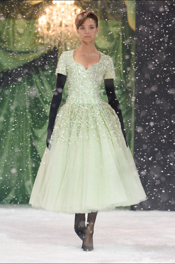 مجموعة خريف وشتاء 2025 للملابس الجاهزة من Richard Quinn: سيمفونية الأناقة المتلألئة وسط عاصفة ثلجية في لندن (فيديو)