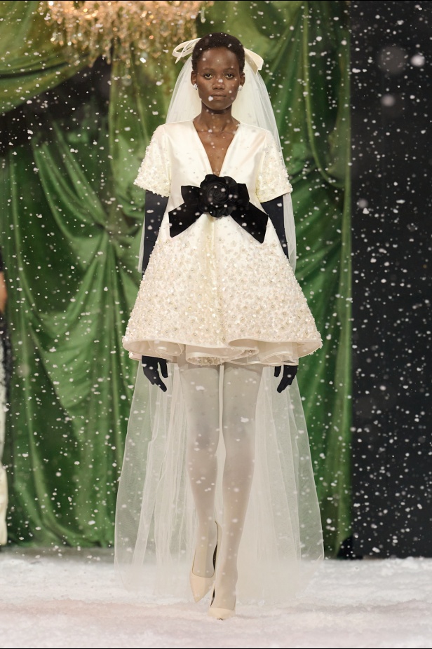 مجموعة خريف وشتاء 2025 للملابس الجاهزة من Richard Quinn: سيمفونية الأناقة المتلألئة وسط عاصفة ثلجية في لندن (فيديو)