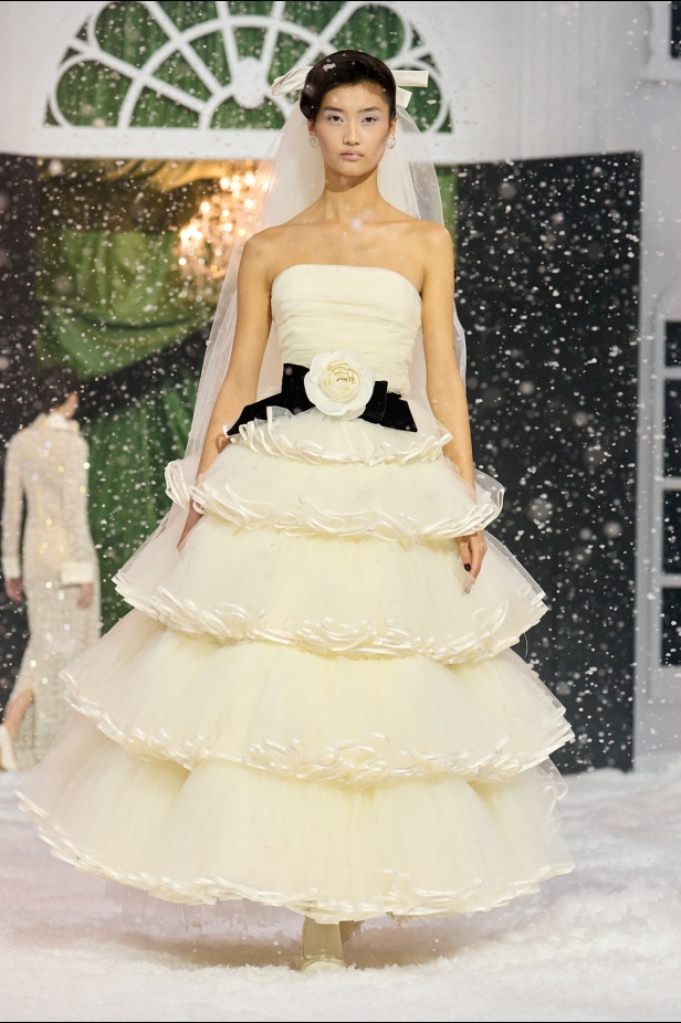 مجموعة خريف وشتاء 2025 للملابس الجاهزة من Richard Quinn: سيمفونية الأناقة المتلألئة وسط عاصفة ثلجية في لندن (فيديو)