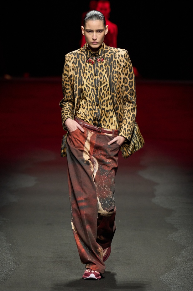 علامة Roberto Cavalli لا تتخلى عن أسلوبها الماكسيمالي لموسم خريف وشتاء 2025