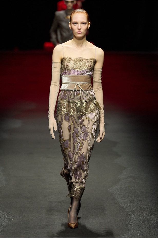 علامة Roberto Cavalli لا تتخلى عن أسلوبها الماكسيمالي لموسم خريف وشتاء 2025