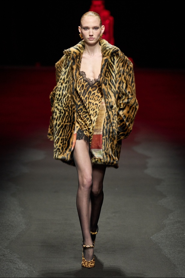 علامة Roberto Cavalli لا تتخلى عن أسلوبها الماكسيمالي لموسم خريف وشتاء 2025