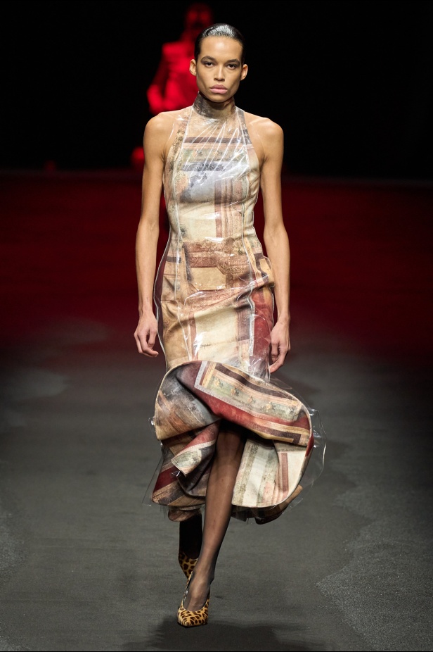 علامة Roberto Cavalli لا تتخلى عن أسلوبها الماكسيمالي لموسم خريف وشتاء 2025