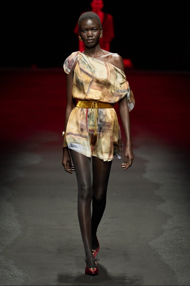 علامة Roberto Cavalli لا تتخلى عن أسلوبها الماكسيمالي لموسم خريف وشتاء 2025