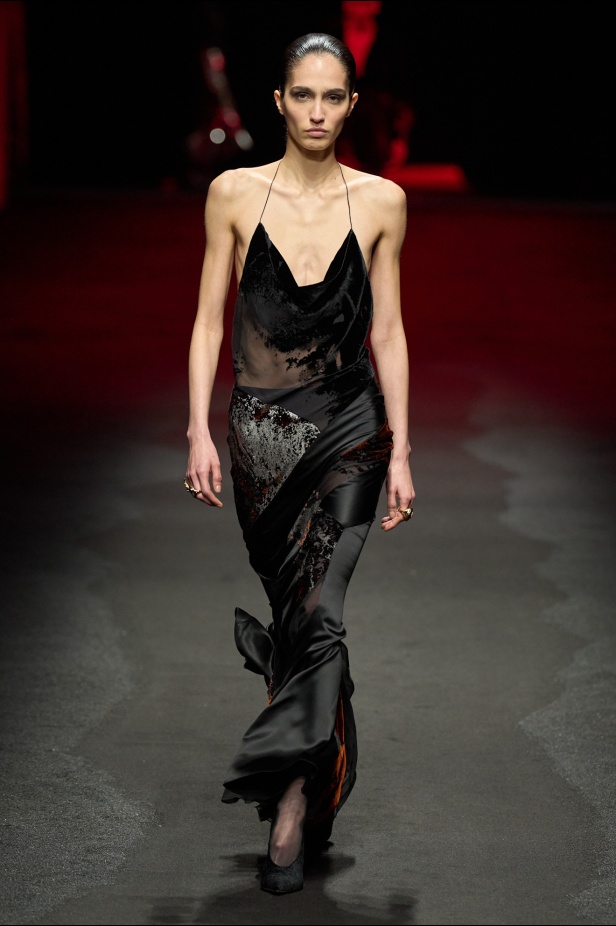 علامة Roberto Cavalli لا تتخلى عن أسلوبها الماكسيمالي لموسم خريف وشتاء 2025