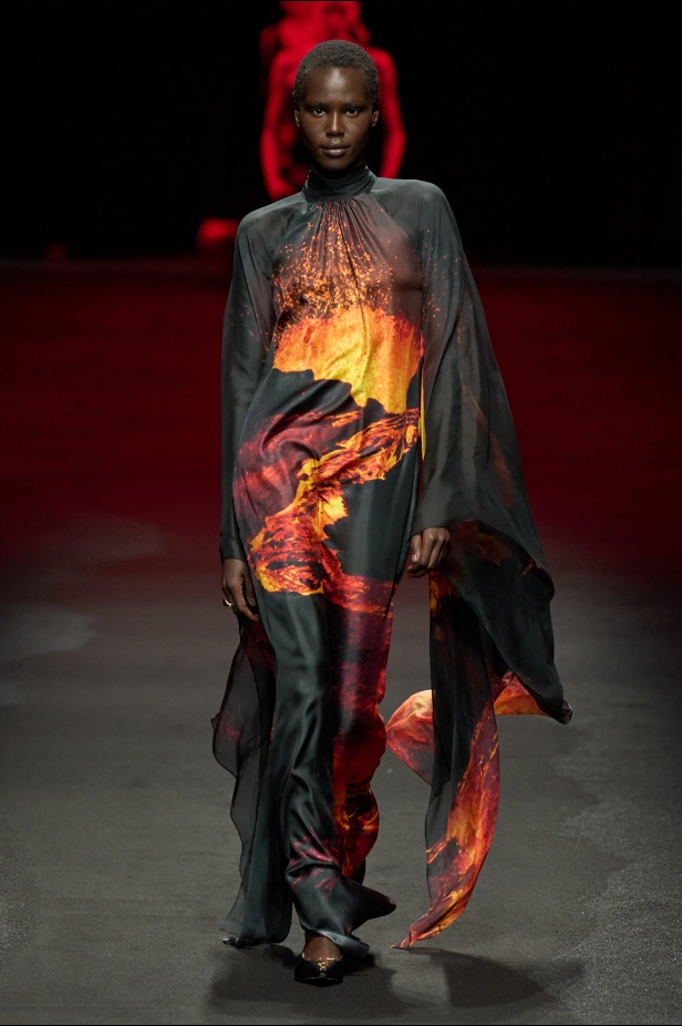 علامة Roberto Cavalli لا تتخلى عن أسلوبها الماكسيمالي لموسم خريف وشتاء 2025