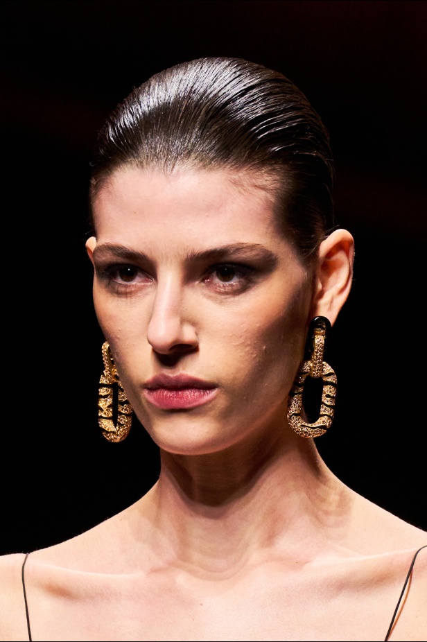 علامة Roberto Cavalli لا تتخلى عن أسلوبها الماكسيمالي لموسم خريف وشتاء 2025