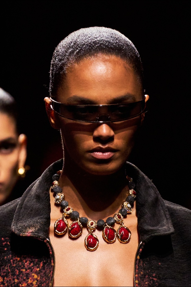 علامة Roberto Cavalli لا تتخلى عن أسلوبها الماكسيمالي لموسم خريف وشتاء 2025