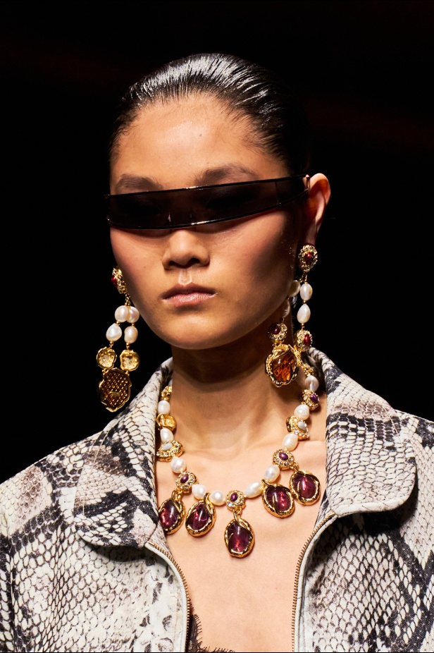 علامة Roberto Cavalli لا تتخلى عن أسلوبها الماكسيمالي لموسم خريف وشتاء 2025