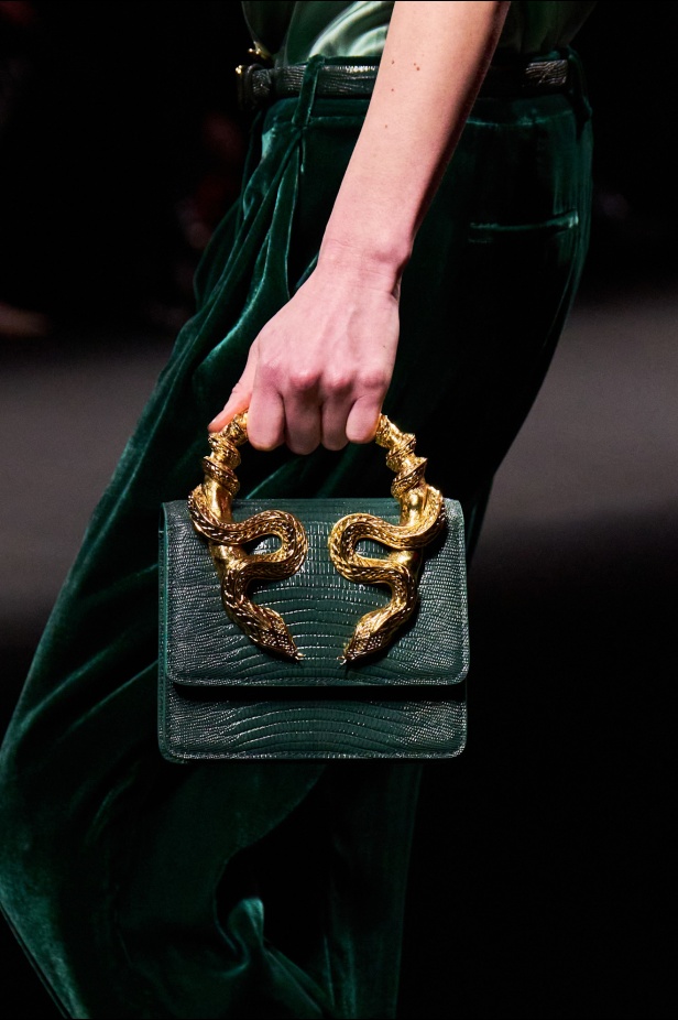 علامة Roberto Cavalli لا تتخلى عن أسلوبها الماكسيمالي لموسم خريف وشتاء 2025