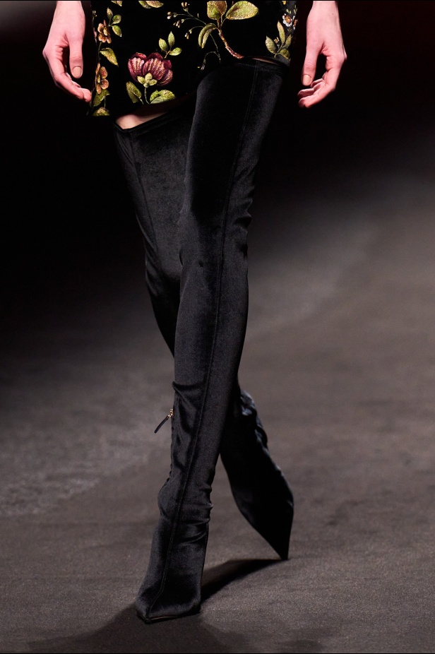 علامة Roberto Cavalli لا تتخلى عن أسلوبها الماكسيمالي لموسم خريف وشتاء 2025