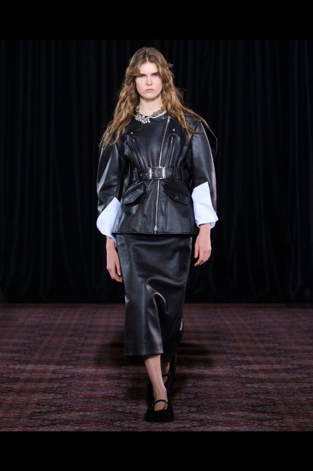 مجموعة سيمون روشا تمزج الرومانسية السوداء والأنوثة البريئة