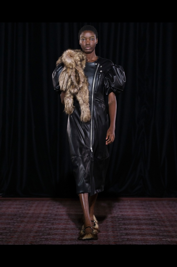 مجموعة سيمون روشا تمزج الرومانسية السوداء والأنوثة البريئة