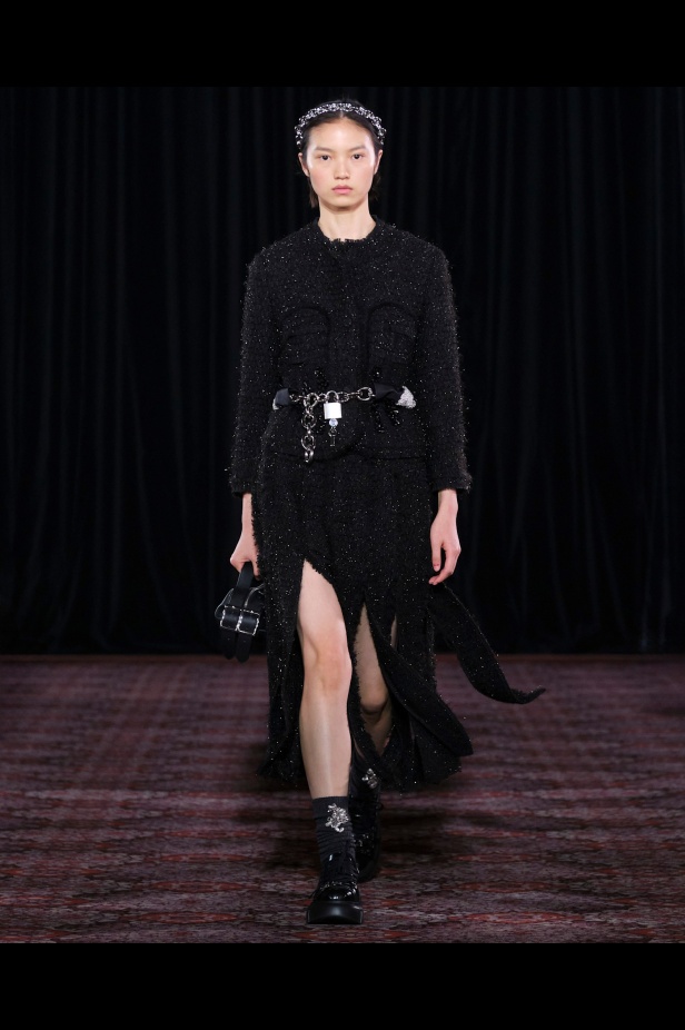 مجموعة سيمون روشا تمزج الرومانسية السوداء والأنوثة البريئة