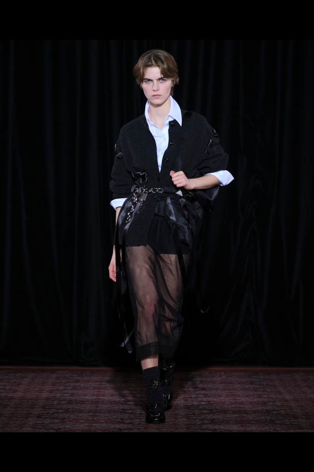 مجموعة سيمون روشا تمزج الرومانسية السوداء والأنوثة البريئة