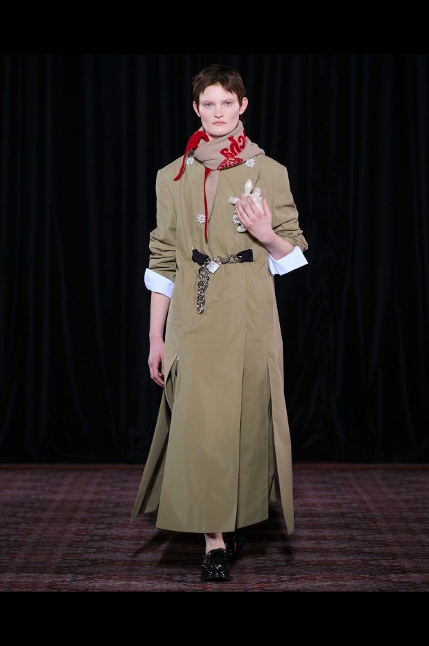 مجموعة سيمون روشا تمزج الرومانسية السوداء والأنوثة البريئة