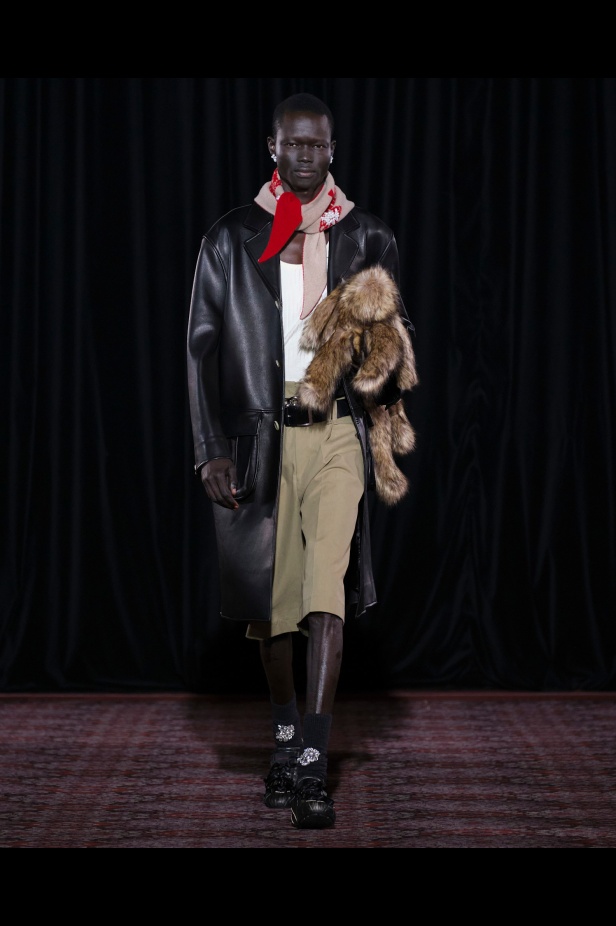 مجموعة سيمون روشا تمزج الرومانسية السوداء والأنوثة البريئة