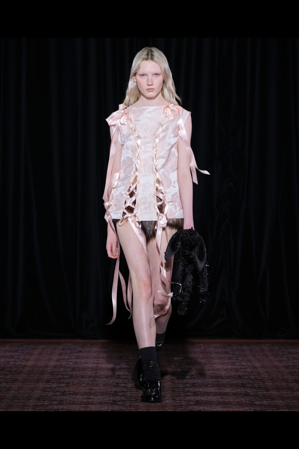 مجموعة سيمون روشا تمزج الرومانسية السوداء والأنوثة البريئة