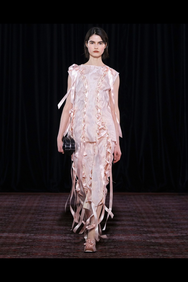 مجموعة سيمون روشا تمزج الرومانسية السوداء والأنوثة البريئة