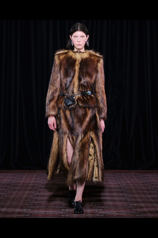 مجموعة سيمون روشا تمزج الرومانسية السوداء والأنوثة البريئة