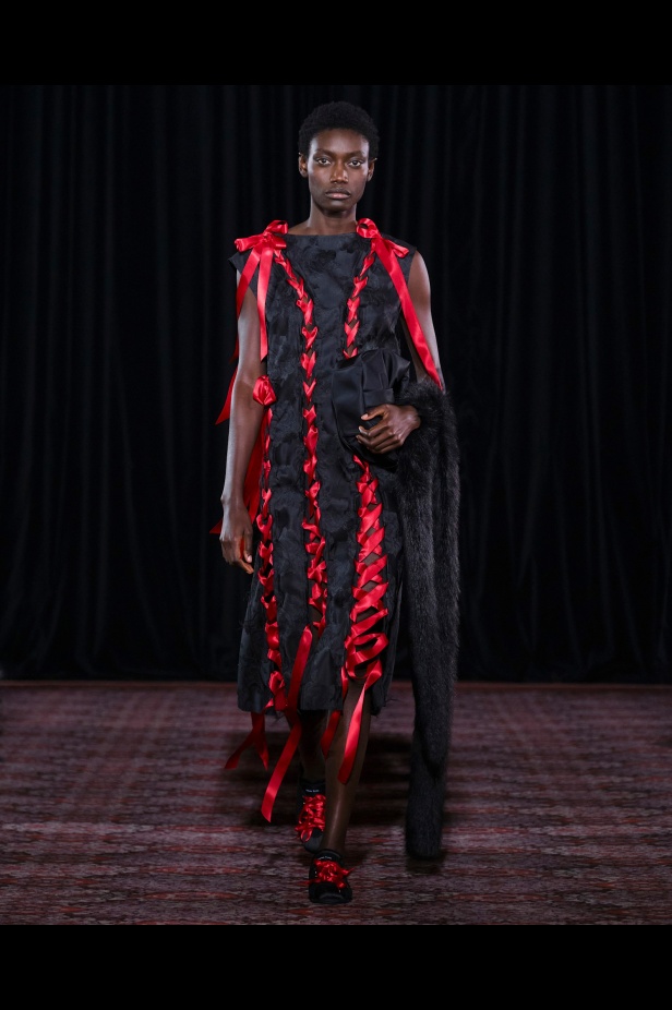 مجموعة سيمون روشا تمزج الرومانسية السوداء والأنوثة البريئة