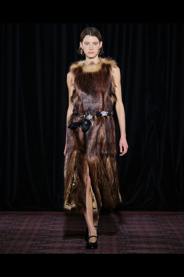 مجموعة سيمون روشا تمزج الرومانسية السوداء والأنوثة البريئة