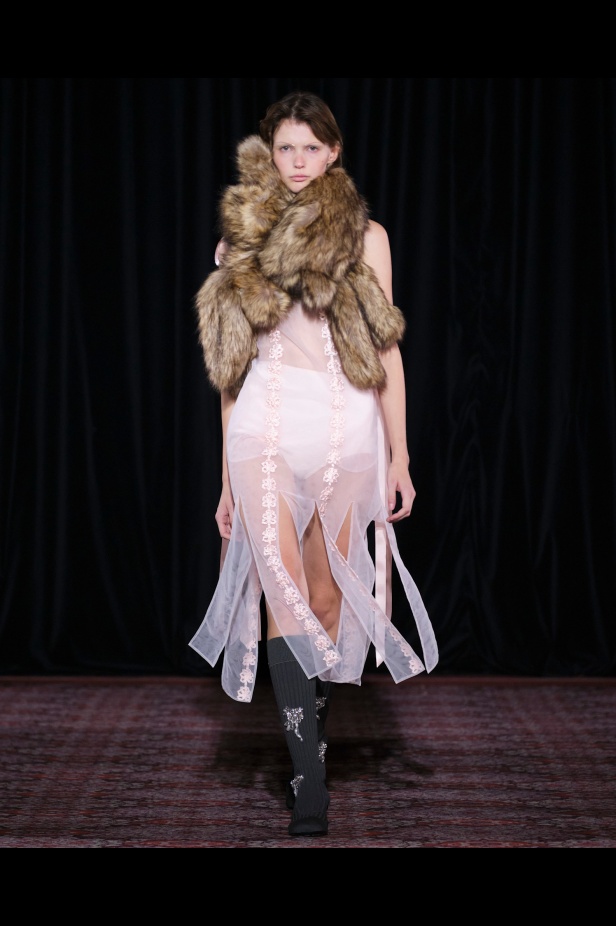 مجموعة سيمون روشا تمزج الرومانسية السوداء والأنوثة البريئة