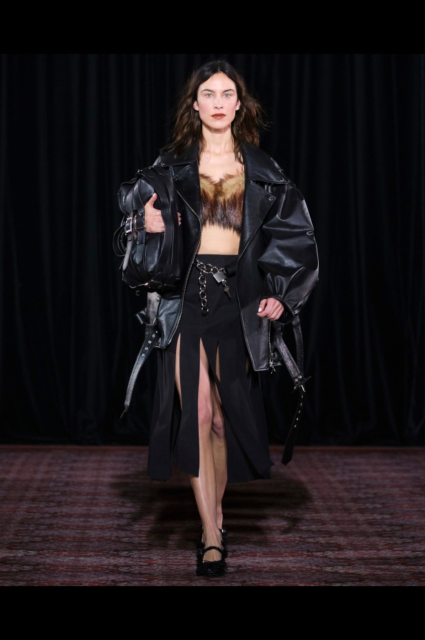 مجموعة سيمون روشا تمزج الرومانسية السوداء والأنوثة البريئة