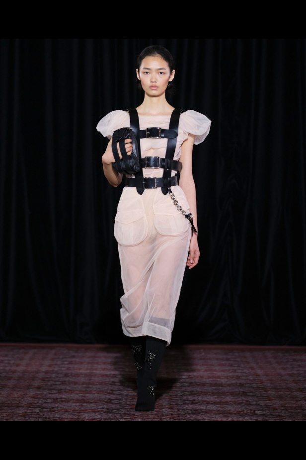 مجموعة سيمون روشا تمزج الرومانسية السوداء والأنوثة البريئة