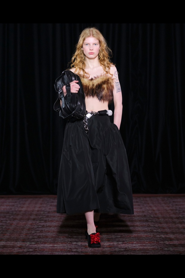 مجموعة سيمون روشا تمزج الرومانسية السوداء والأنوثة البريئة