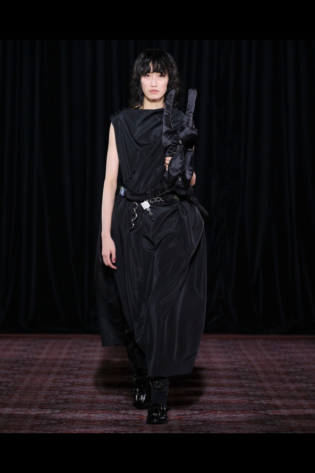 مجموعة سيمون روشا تمزج الرومانسية السوداء والأنوثة البريئة