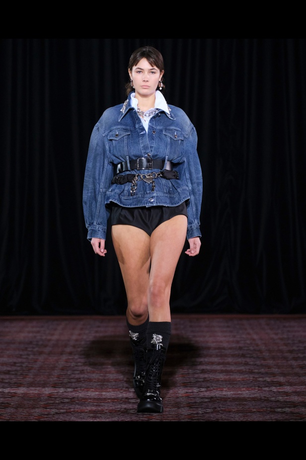 مجموعة سيمون روشا تمزج الرومانسية السوداء والأنوثة البريئة