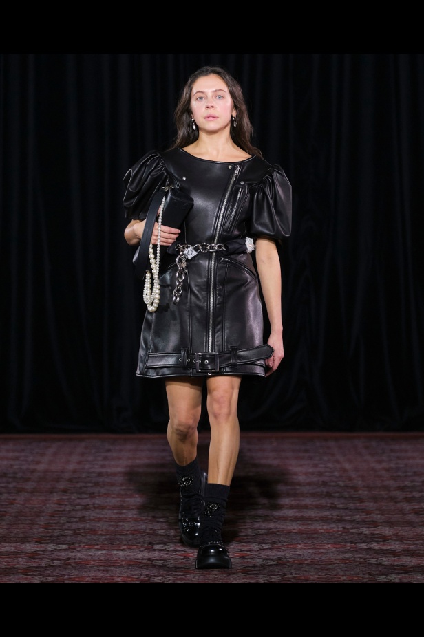 مجموعة سيمون روشا تمزج الرومانسية السوداء والأنوثة البريئة