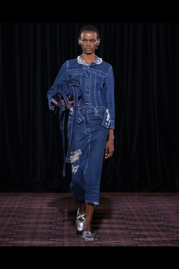 مجموعة سيمون روشا تمزج الرومانسية السوداء والأنوثة البريئة