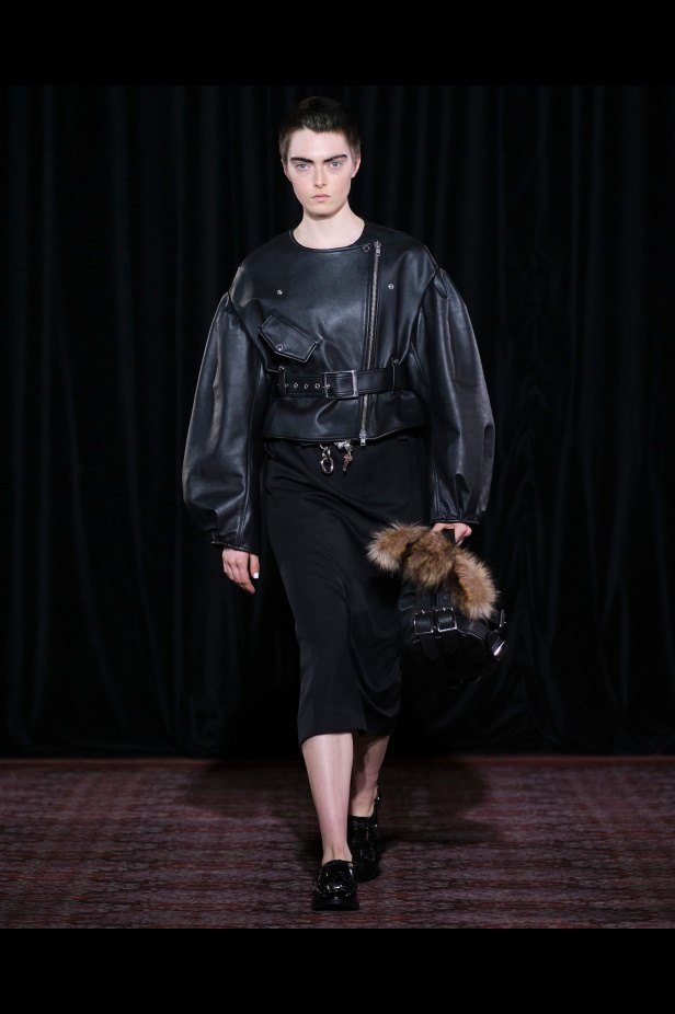 مجموعة سيمون روشا تمزج الرومانسية السوداء والأنوثة البريئة