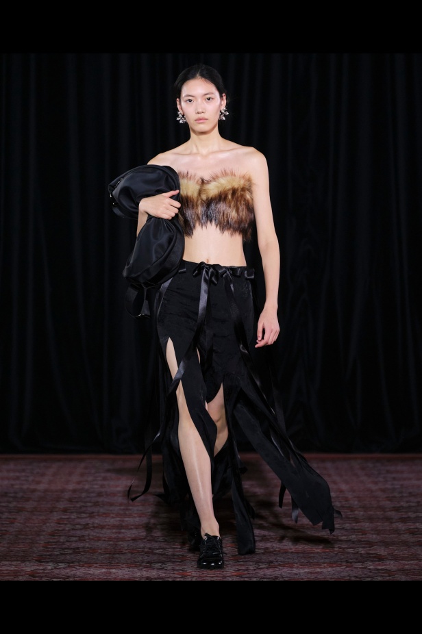 مجموعة سيمون روشا تمزج الرومانسية السوداء والأنوثة البريئة