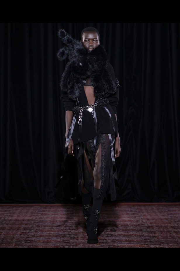 مجموعة سيمون روشا تمزج الرومانسية السوداء والأنوثة البريئة