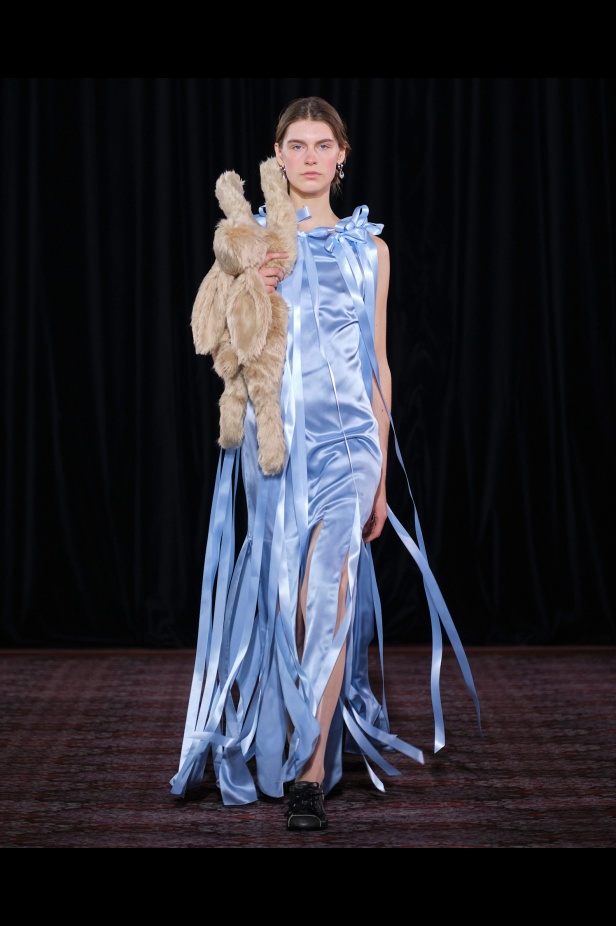 مجموعة سيمون روشا تمزج الرومانسية السوداء والأنوثة البريئة