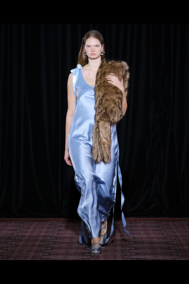 مجموعة سيمون روشا تمزج الرومانسية السوداء والأنوثة البريئة