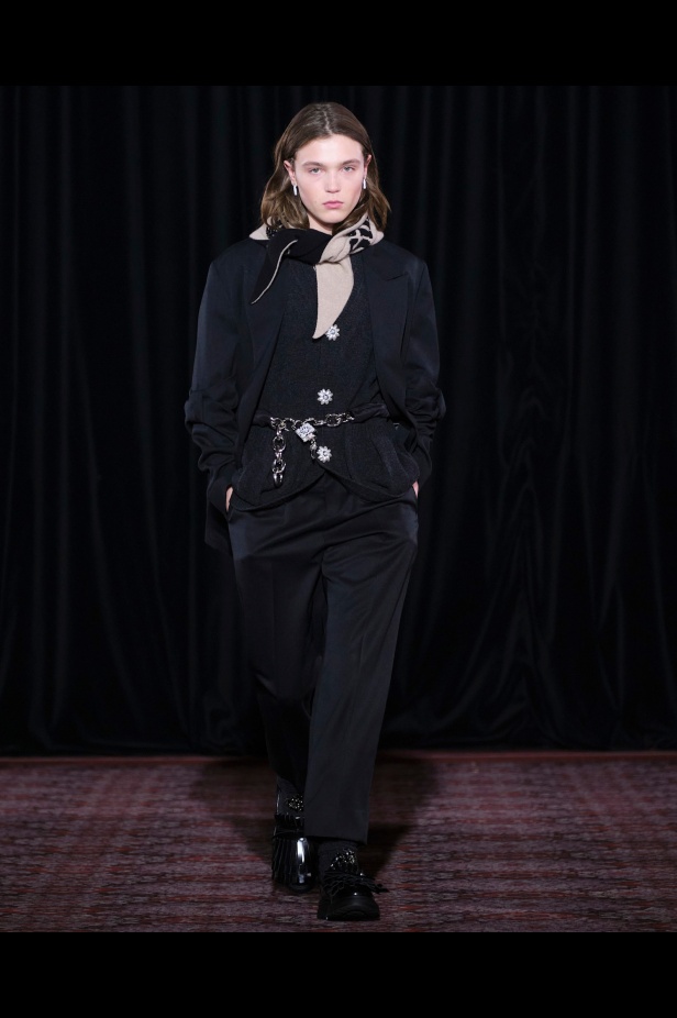 مجموعة سيمون روشا تمزج الرومانسية السوداء والأنوثة البريئة