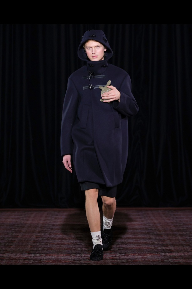 مجموعة سيمون روشا تمزج الرومانسية السوداء والأنوثة البريئة