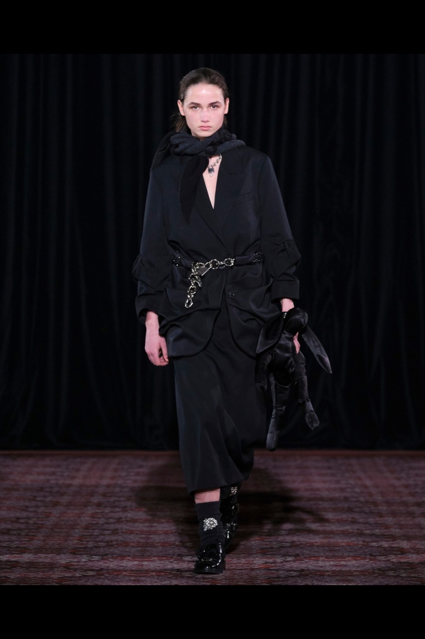 مجموعة سيمون روشا تمزج الرومانسية السوداء والأنوثة البريئة