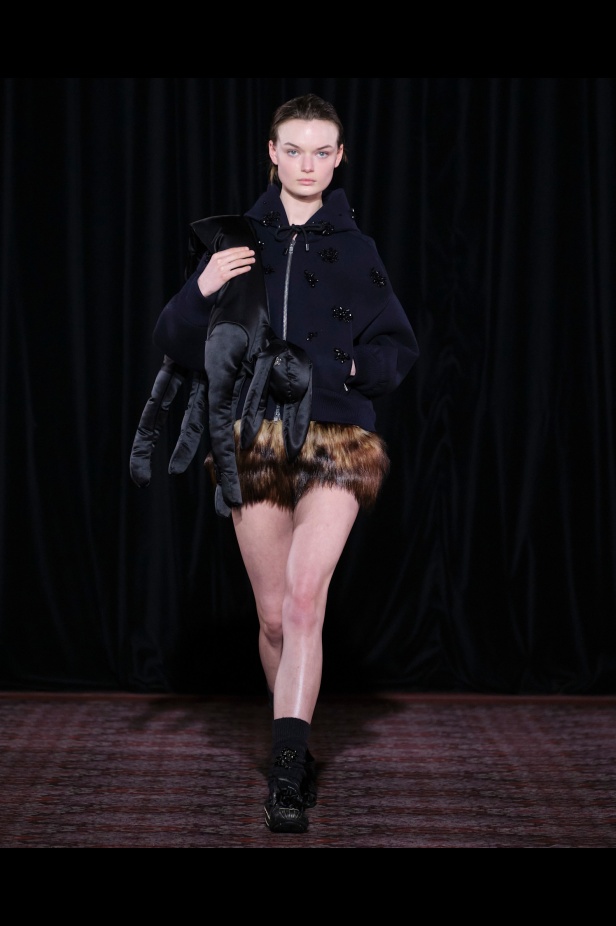 مجموعة سيمون روشا تمزج الرومانسية السوداء والأنوثة البريئة