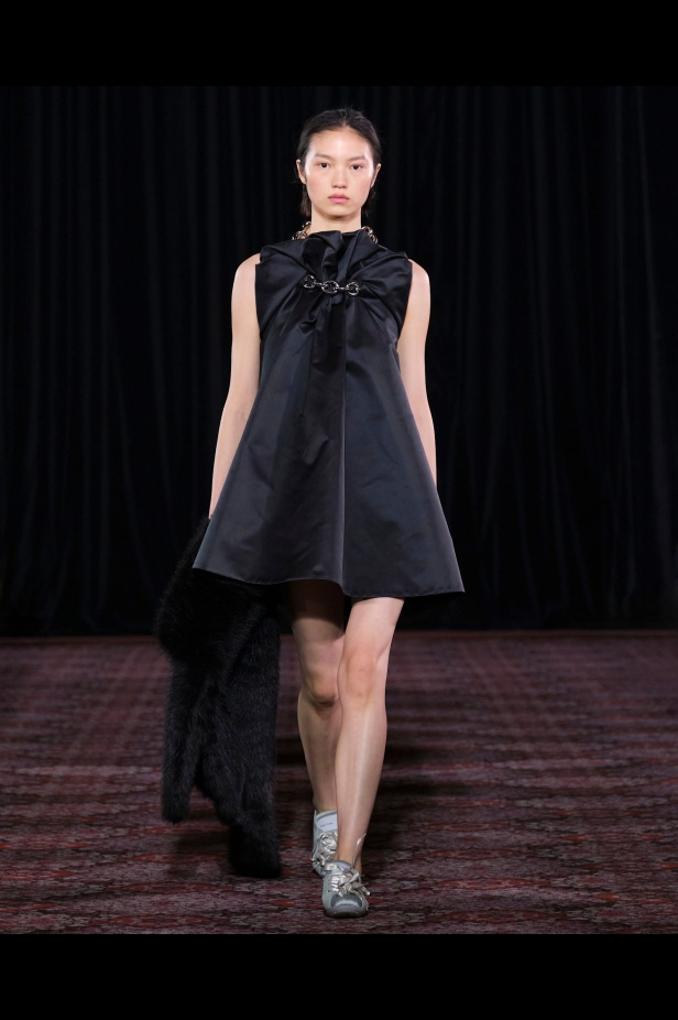 مجموعة سيمون روشا تمزج الرومانسية السوداء والأنوثة البريئة