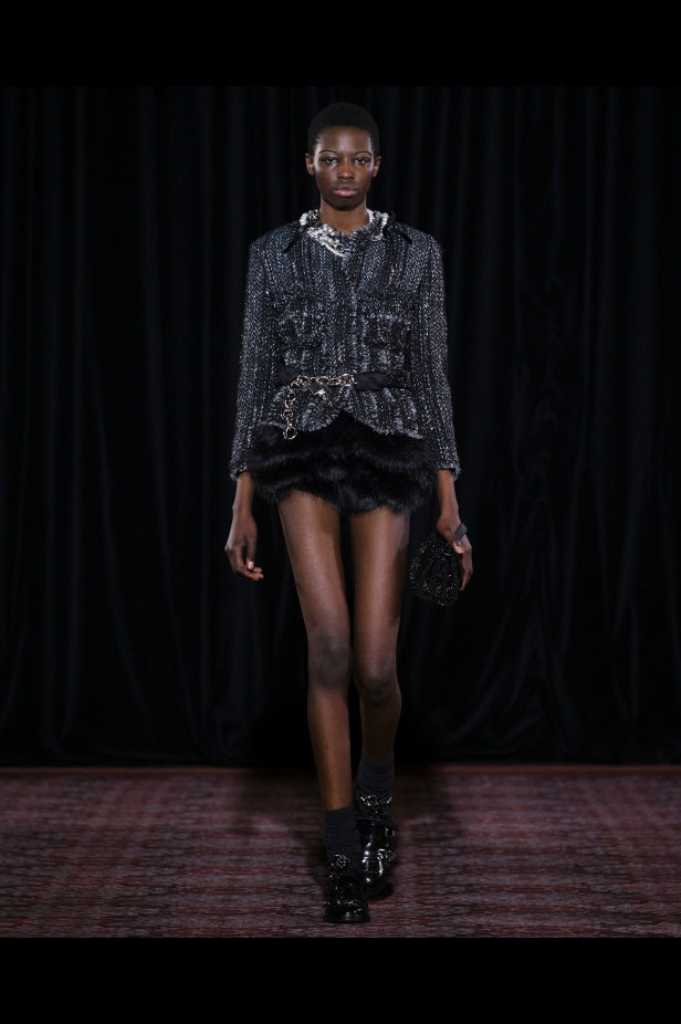 مجموعة سيمون روشا تمزج الرومانسية السوداء والأنوثة البريئة